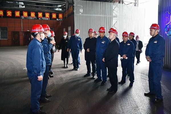 螺紋鋼也有高科技、有硬核技術含量——楊海峰對龍鋼公司“5#連鑄機—棒材一線直軋改造項目”進行現場調研