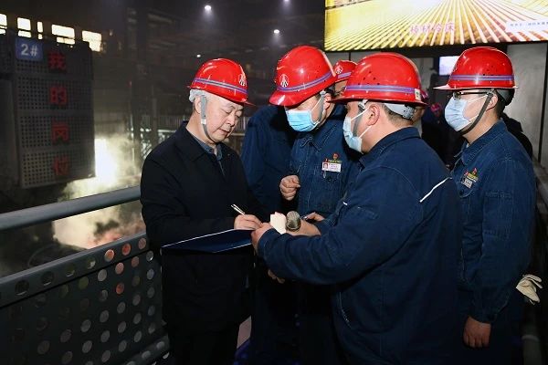 螺紋鋼也有高科技、有硬核技術含量——楊海峰對龍鋼公司“5#連鑄機—棒材一線直軋改造項目”進行現場調研
