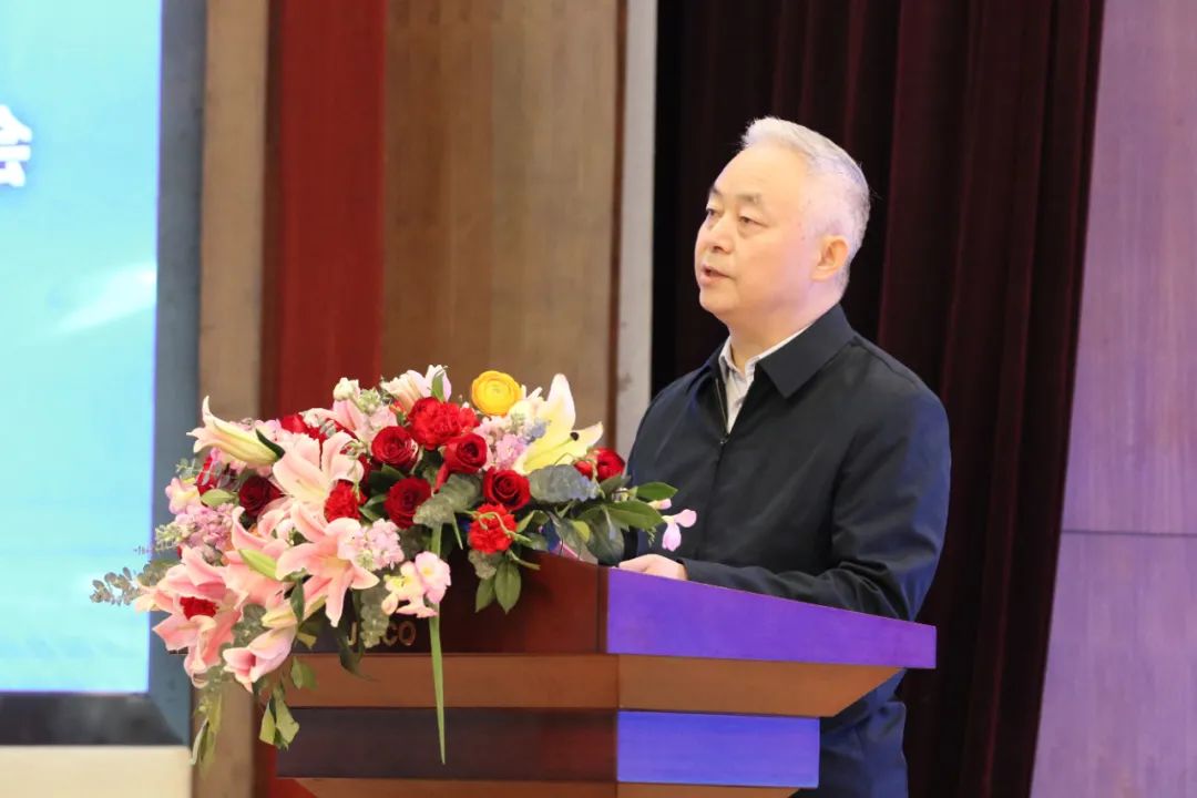 楊海峰在第七屆陜晉甘川（寧青新）建筑鋼企高峰論壇會(huì)議上指出：應(yīng)對(duì)新變化、構(gòu)筑新優(yōu)勢(shì)、為西部經(jīng)濟(jì)社會(huì)發(fā)展貢獻(xiàn)出新的更大力量！