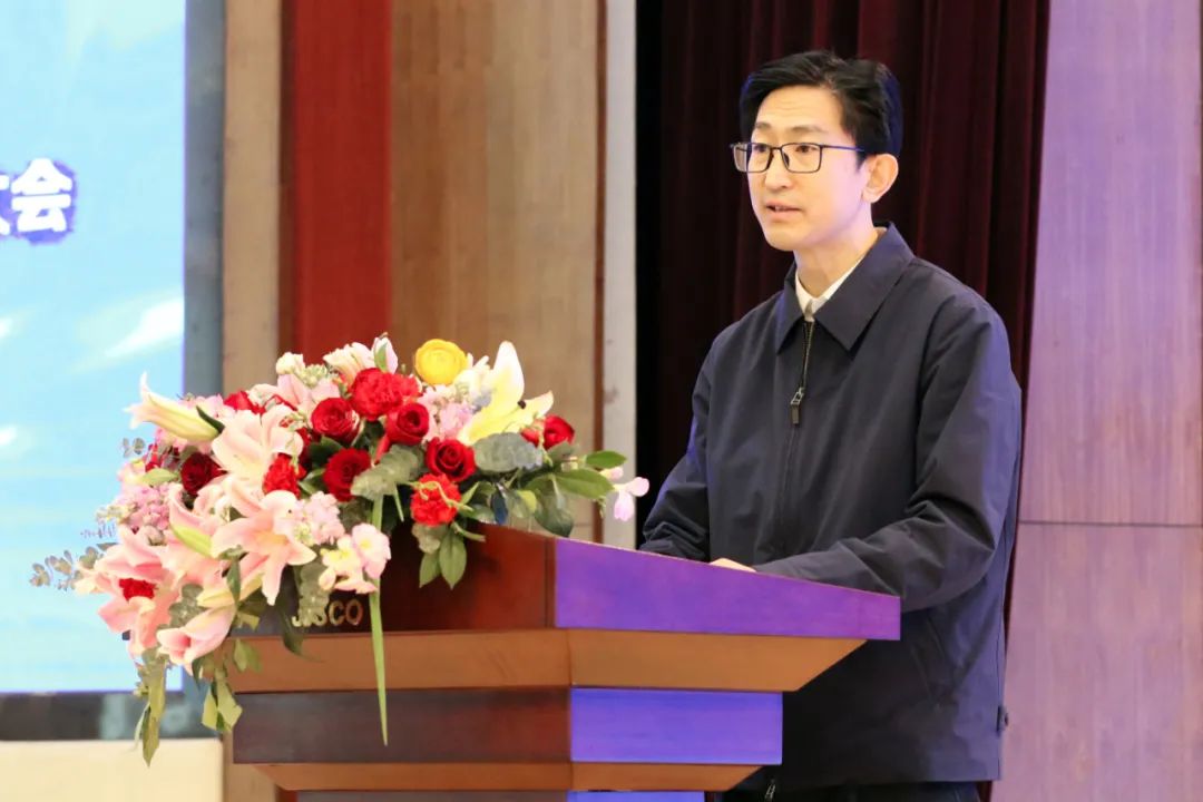 楊海峰在第七屆陜晉甘川（寧青新）建筑鋼企高峰論壇會(huì)議上指出：應(yīng)對(duì)新變化、構(gòu)筑新優(yōu)勢(shì)、為西部經(jīng)濟(jì)社會(huì)發(fā)展貢獻(xiàn)出新的更大力量！