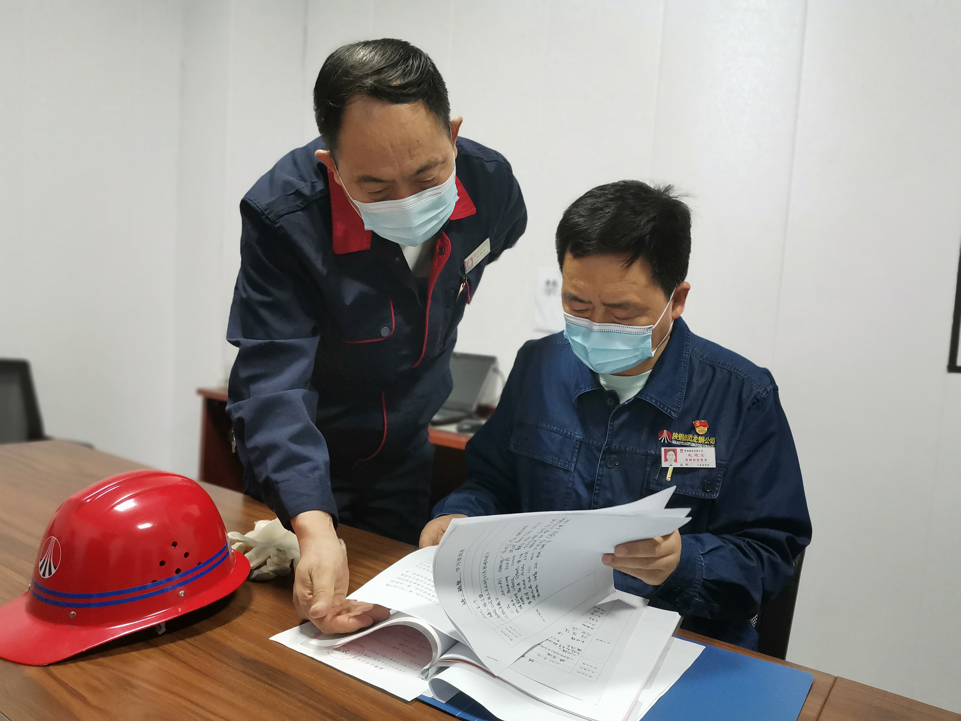 看，龍鋼公司軋鋼廠抓管理帶隊(duì)伍有一套