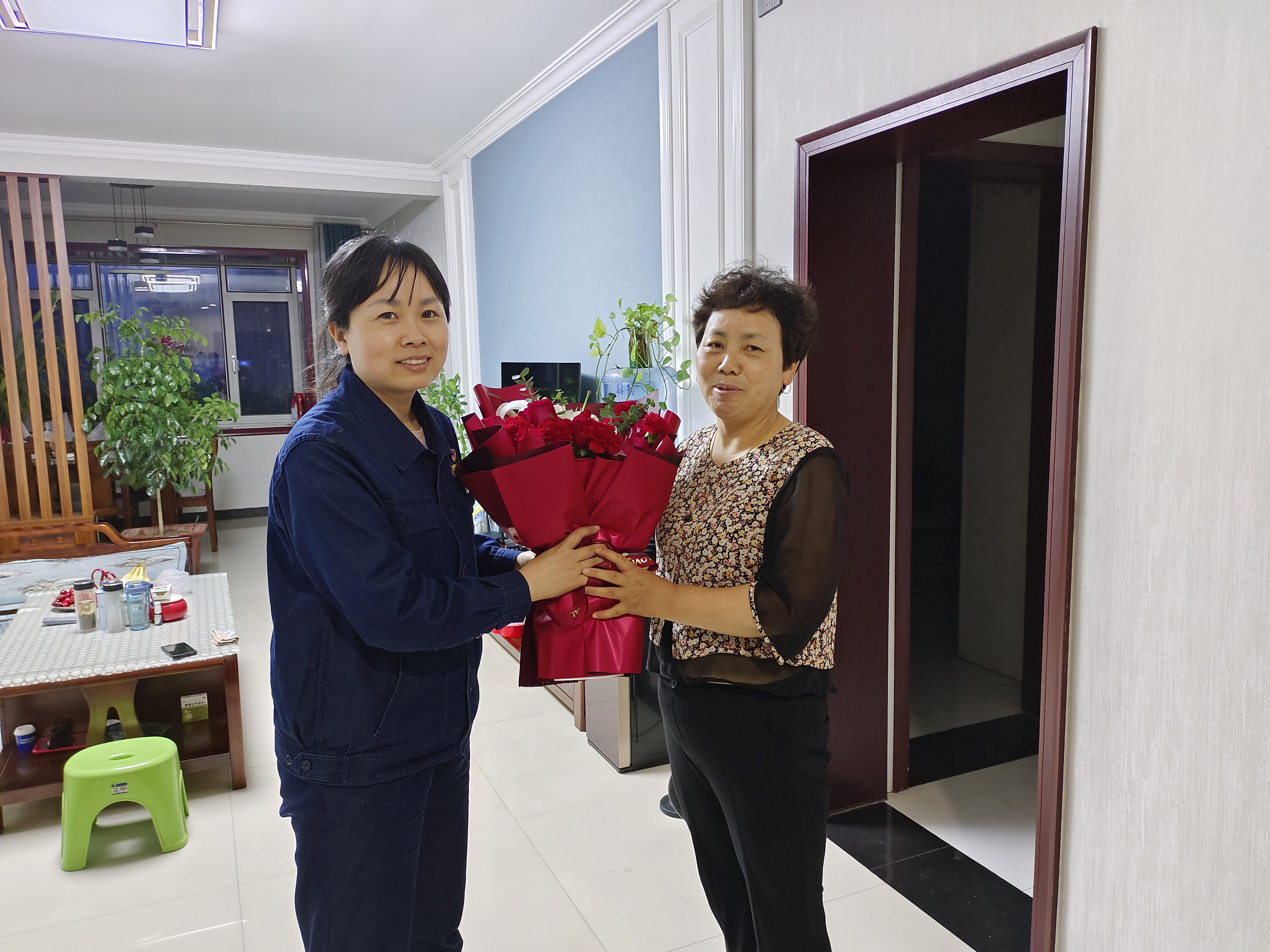 看，龍鋼公司軋鋼廠用勞模精神點燃勞動熱情