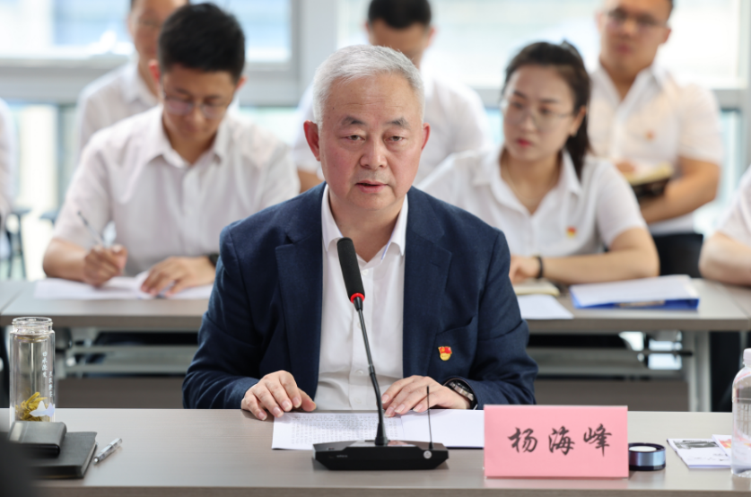 楊海峰到信息化中心黨支部開展《習(xí)近平著作選讀》第一卷、第二卷宣講