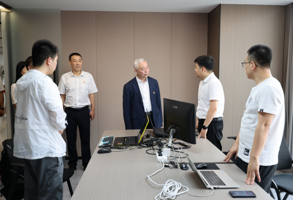 楊海峰到信息化中心黨支部開展《習(xí)近平著作選讀》第一卷、第二卷宣講