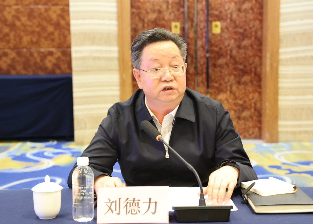 楊冠軍：要堅持結(jié)構(gòu)優(yōu)化調(diào)整，立足我省現(xiàn)狀、前瞻布局未來——省鋼鐵深加工產(chǎn)業(yè)鏈調(diào)研座談會在陜鋼集團(tuán)召開