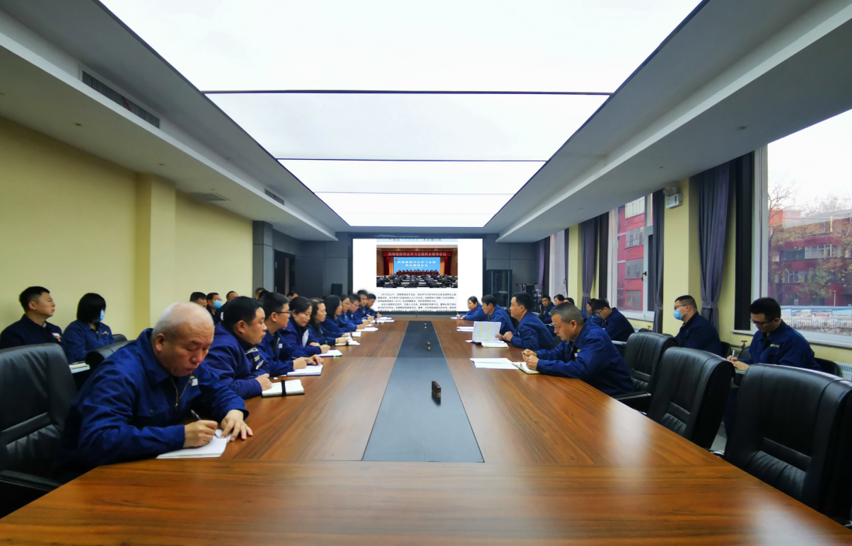 龍鋼公司召開專題會(huì)議 傳達(dá)學(xué)習(xí)全國(guó)兩會(huì)精神及陜煤集團(tuán)傳達(dá)學(xué)習(xí)習(xí)近平總書記重要講話和全國(guó)兩會(huì)精神