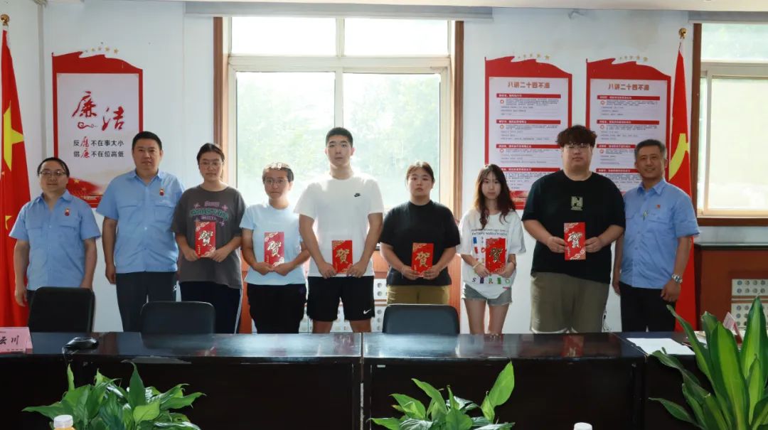 龍鋼集團(tuán)公司開展2024年“關(guān)愛助學(xué)”慰問活動(dòng)
