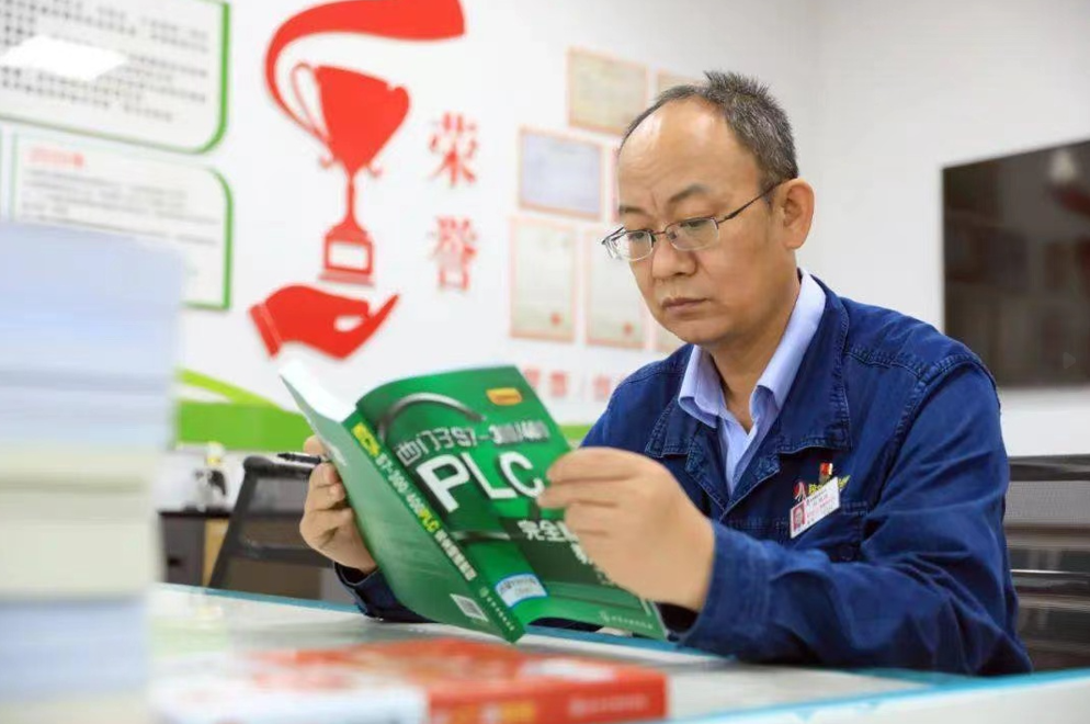 創(chuàng)新塑匠心 聽(tīng)國(guó)務(wù)院政府特殊津貼專家馮建斌的故事