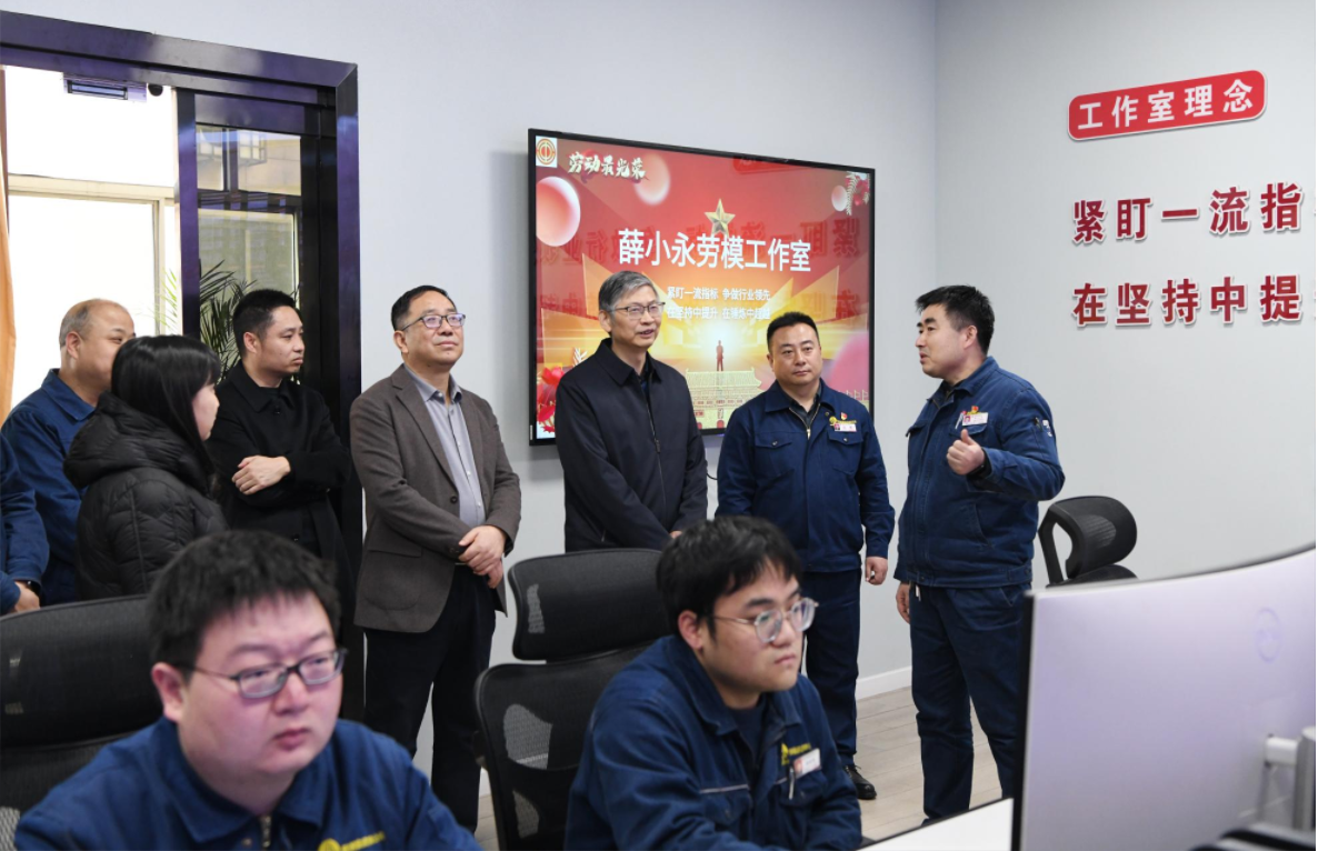 陜西省總工會(huì)黨組成員、副主席王占軍一行到陜鋼集團(tuán)龍鋼公司慰問(wèn)調(diào)研