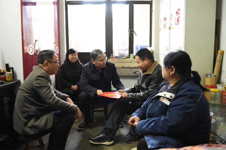 陜西省總工會(huì)黨組成員、副主席王占軍一行到陜鋼集團(tuán)龍鋼公司慰問(wèn)調(diào)研