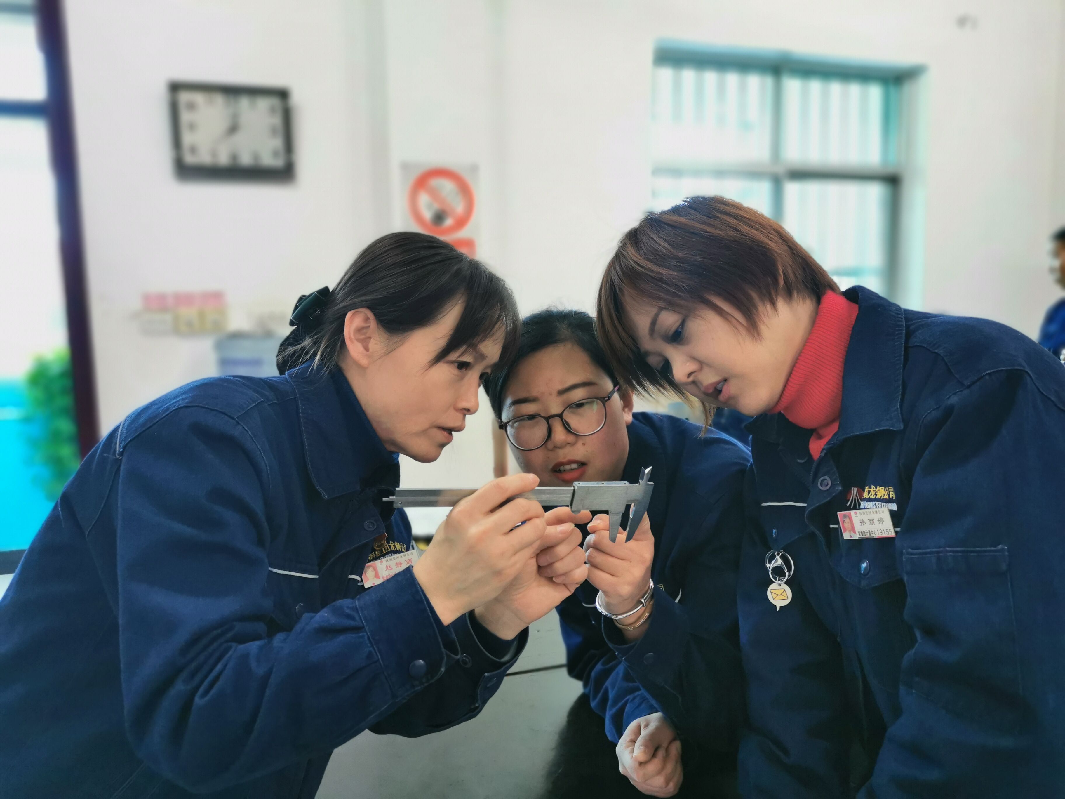 知識與技能并重，理論和實踐統(tǒng)一——龍鋼公司能源檢計量中心聘任技術(shù)技能人才管理工作側(cè)記